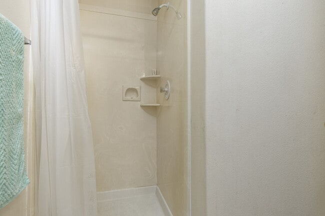 Building Photo - Scenic View Community two-story townhouse ...
