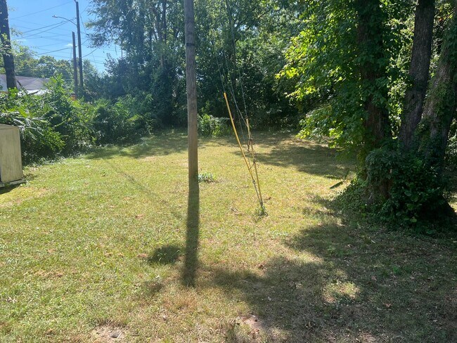 Building Photo - Charming Home with Great Location...Availa...