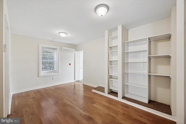 Building Photo - 237 Roxborough Ave