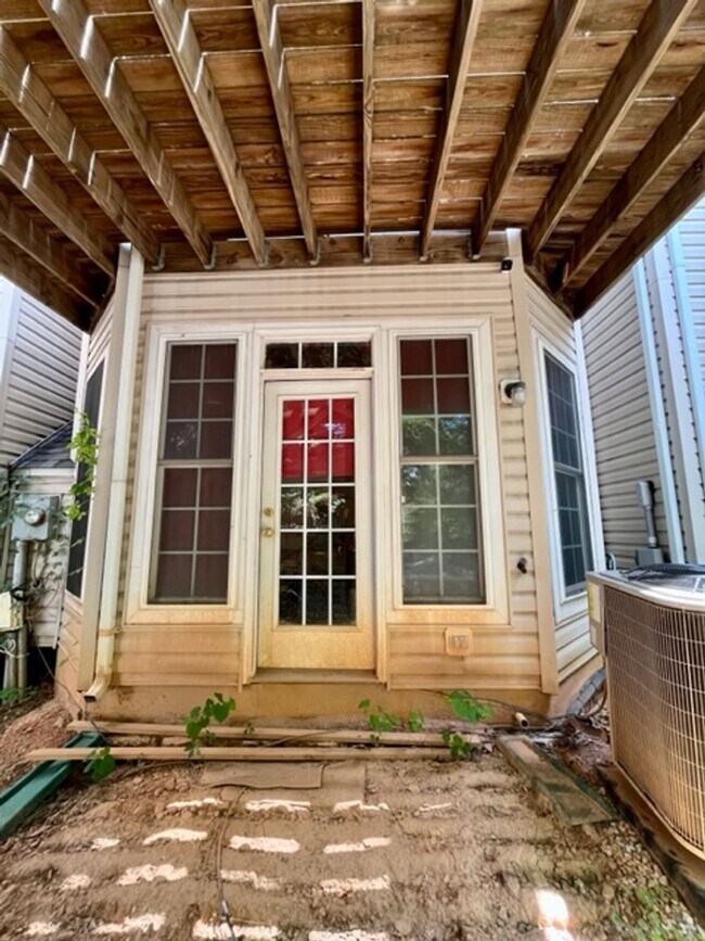 Building Photo - Spacious and bright 3 BR 3.5 BA TH with ga...