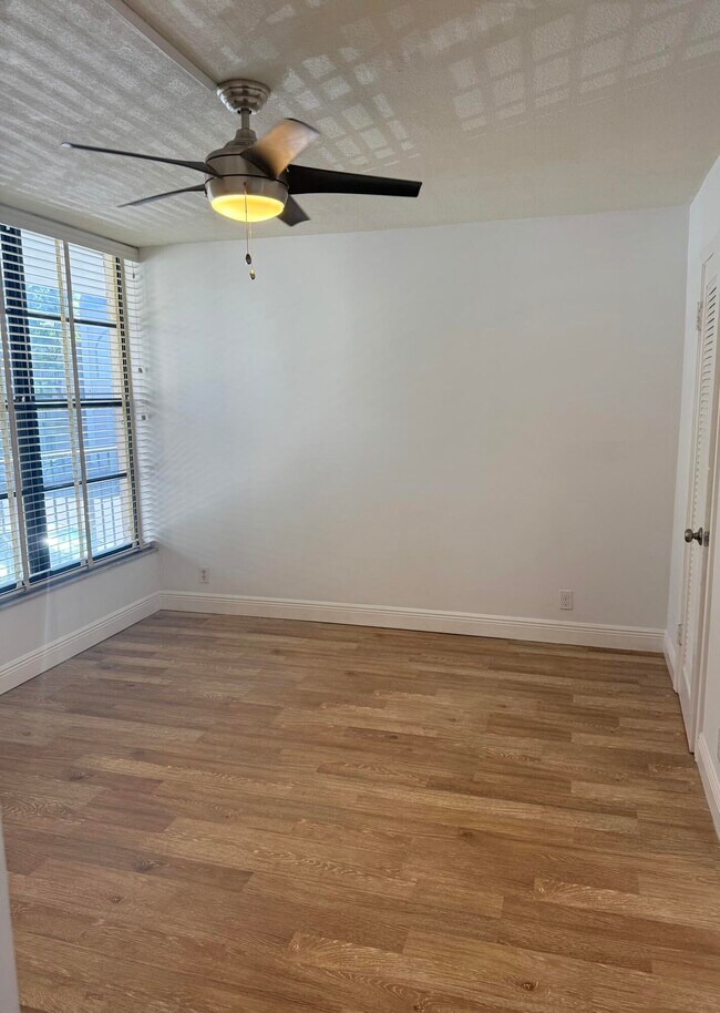 Building Photo - 2 E Royal Palm Rd