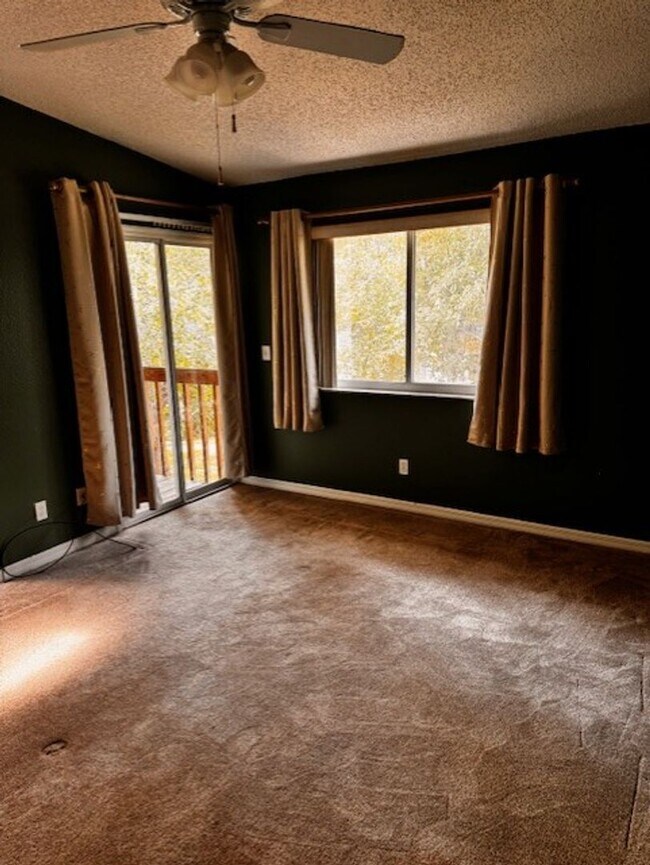 Building Photo - Luxury 3 bedroom 2 bathroom townhome avail...