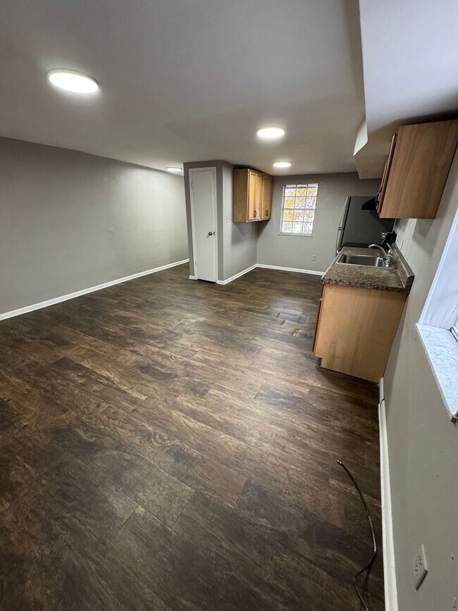 Building Photo - 542 5th Ave