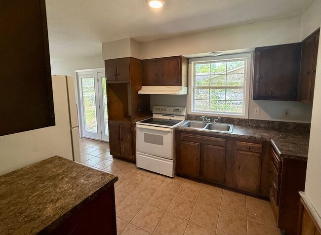 Building Photo - 2017 Fairfield Dr