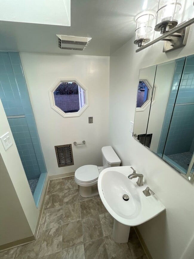 Building Photo - Central Ventura Home with Large Yard!