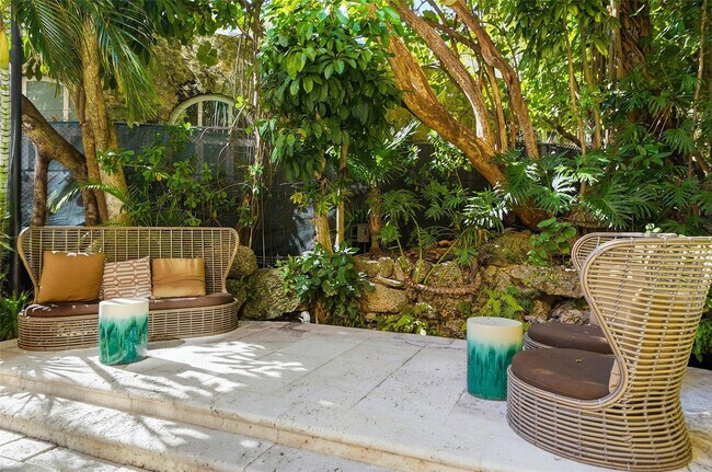 Building Photo - 2951 S Bayshore Dr