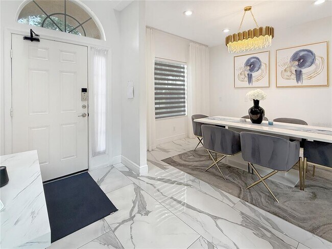 Building Photo - 530 Orista Dr