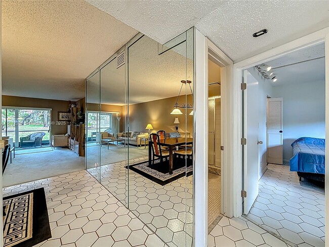 Building Photo - 3501 Inverrary Dr