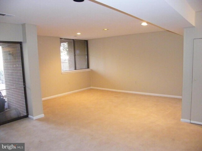 Building Photo - 10865 Deborah Dr