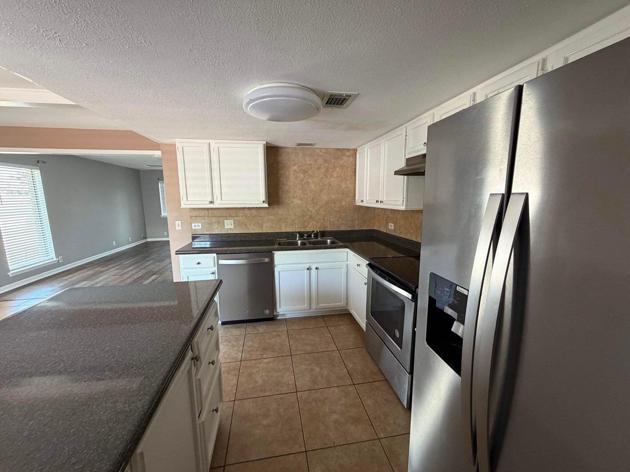 Building Photo - 211 Lakebend Cir