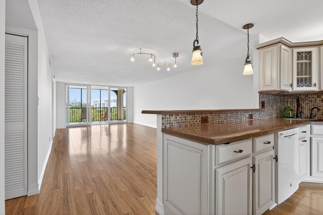 Building Photo - 1631 Riverview Rd