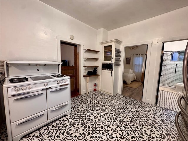 Building Photo - 323 W 18th St