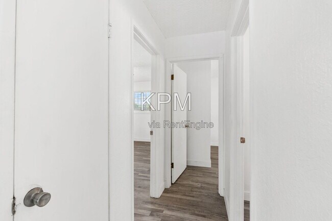 Building Photo - 527 N Lillian Ave