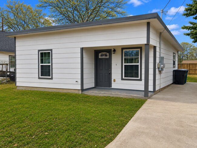 Building Photo - Move-In Special. 1 Month Free Rent with a 12-month lease