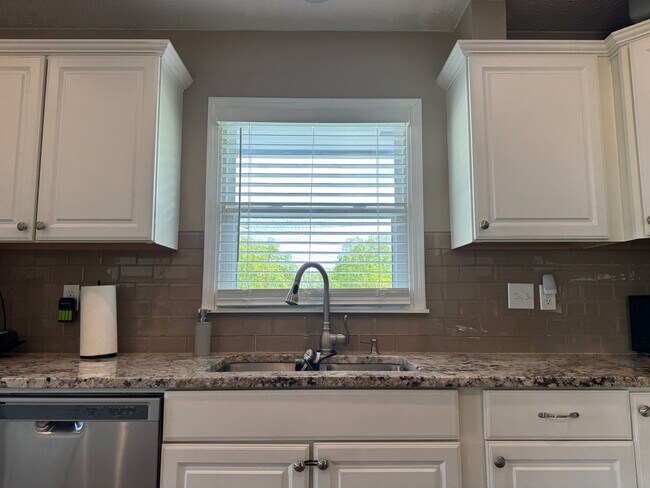 Building Photo - Stunning 4 Bed, 3 Bath Home with Backyard ...