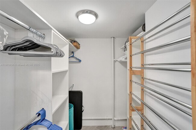 Building Photo - 1523 E Hillsboro Blvd