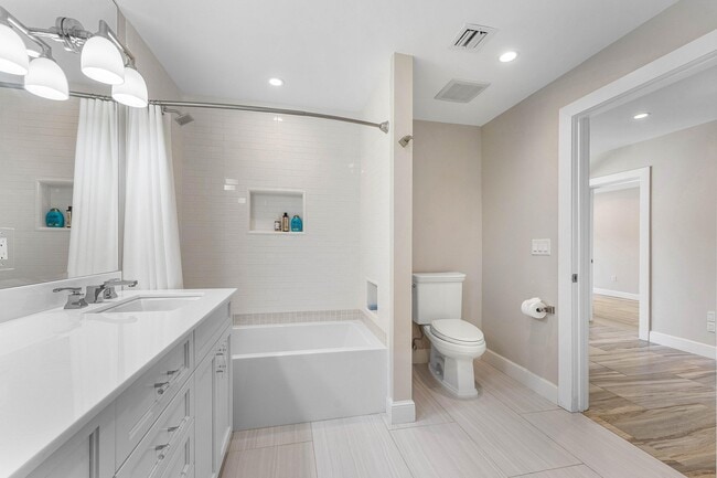 Building Photo - 811 Palm Trail