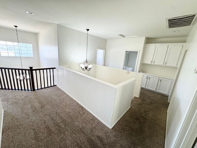 Building Photo - Spacious 6 bedroom home in West Palmdale