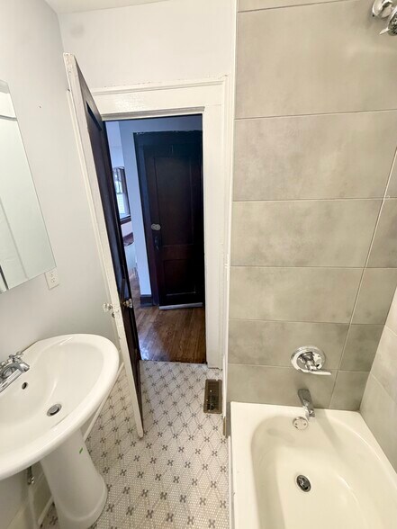Main bathroom - 984 Woodbourne Dr SW