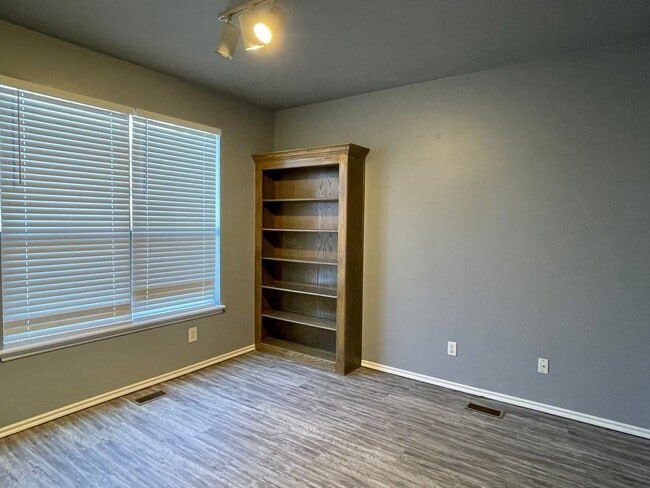 Building Photo - Large 3 Bed 3 Bath Home with an Office in ...