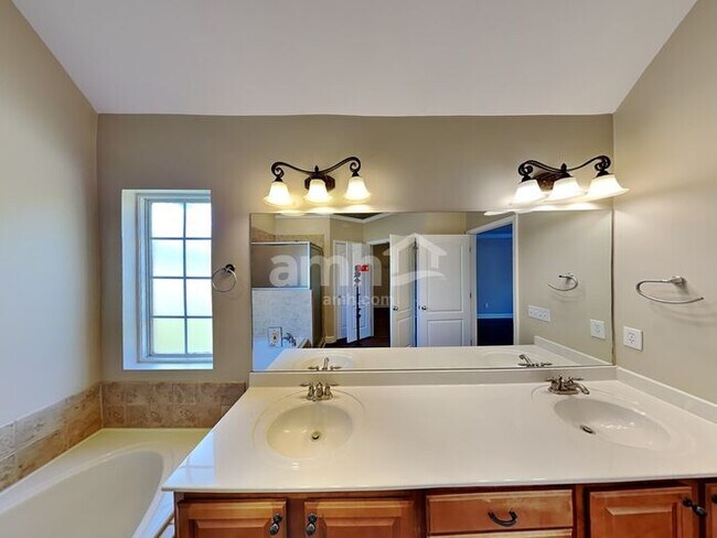 Building Photo - 5013 Bunker Ln