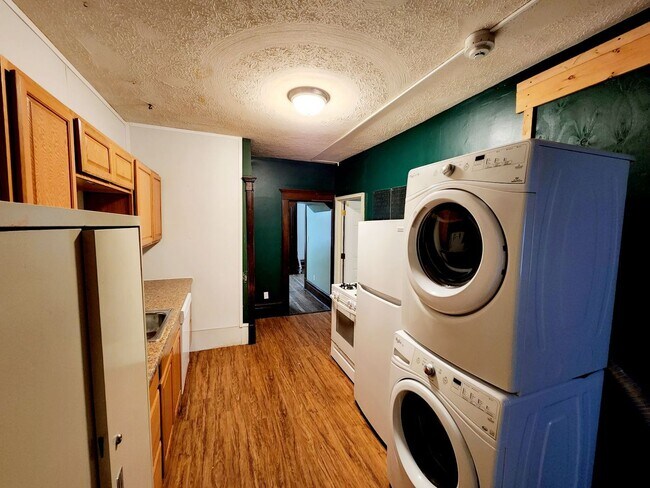 Building Photo - 5 Bedroom/ 2 Bathroom House - Downtown Available - 06/04/2026