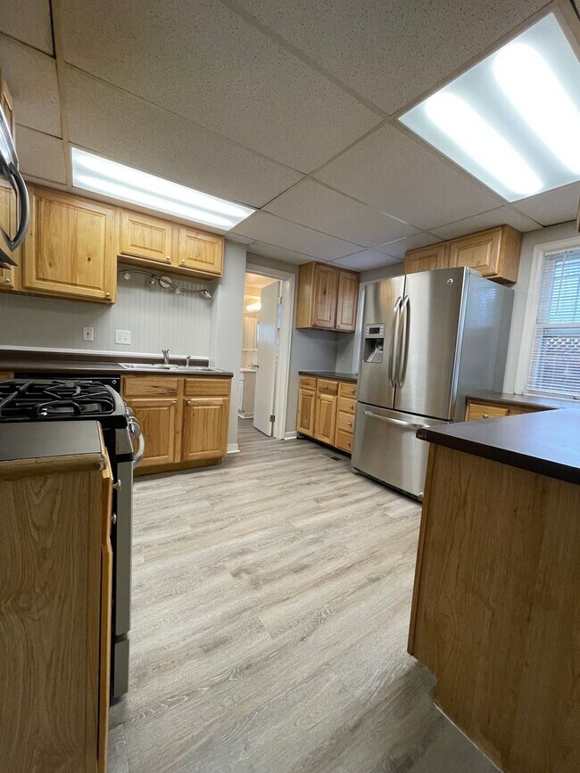 Building Photo - 3 Bedroom rancher in desirable West Side C...