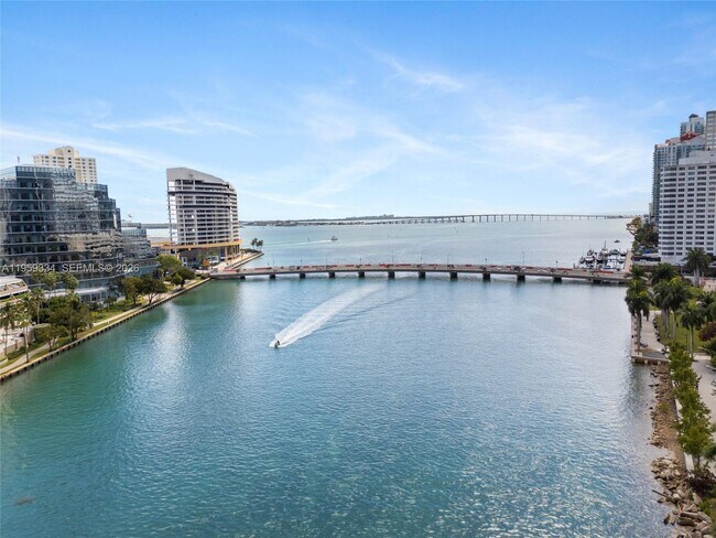 Building Photo - 495 Brickell Ave