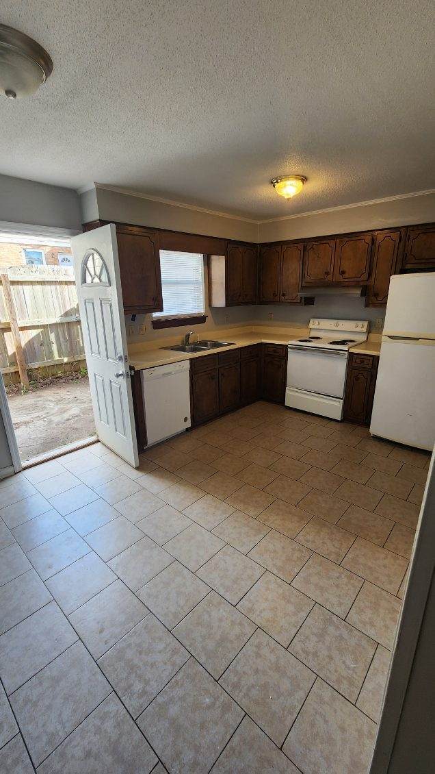 Building Photo - Townhouse featuring 2 bedrooms and 1 1/2 bathrooms in the heart of North Augusta!