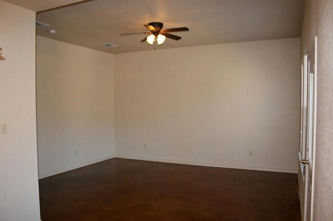 Building Photo - 3 bedroom 1 bath duplex