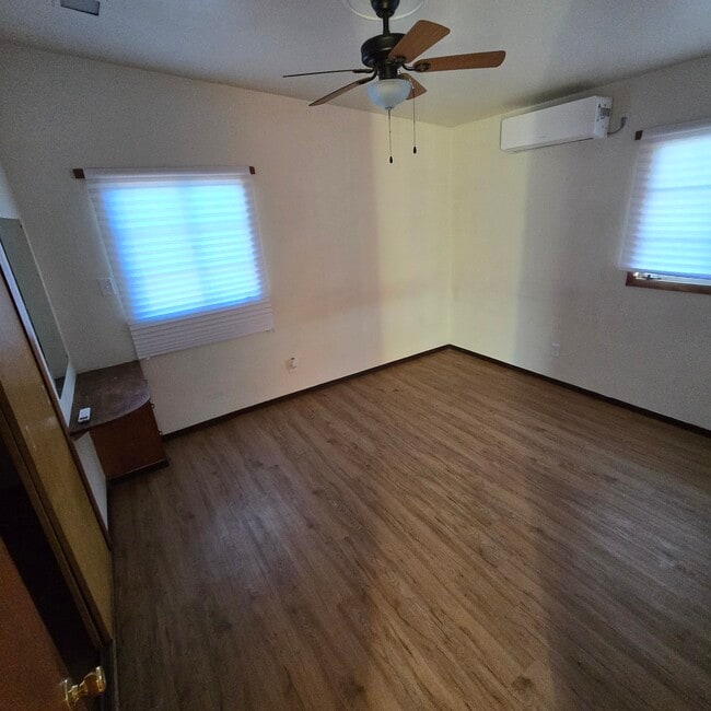 Building Photo - 903 W Alameda St