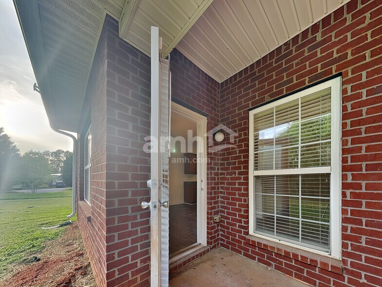 Building Photo - 439 W Rustling Leaves Ln