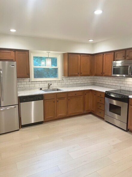 Large eat-in kitchen with new stainless steel appliances - 3 Alton Rd
