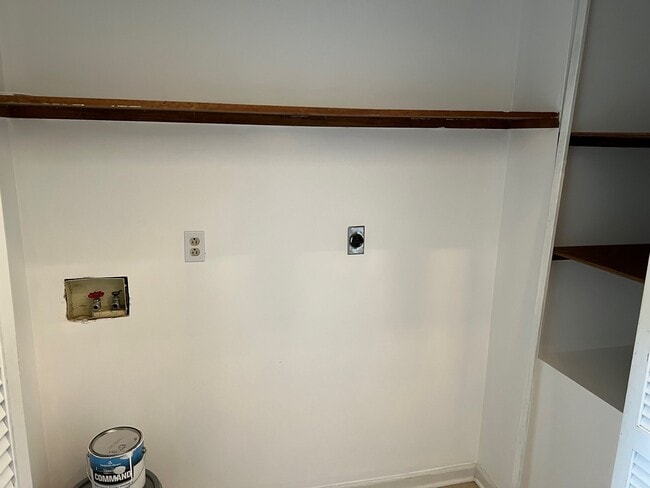 Building Photo - 733 Pinewood Dr