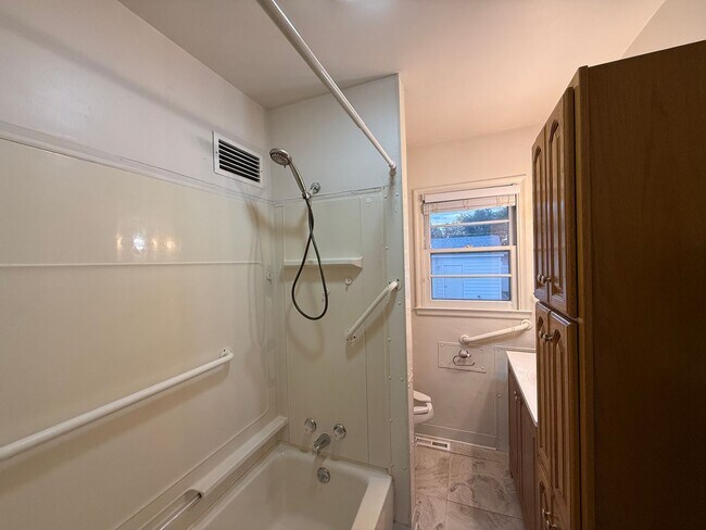 Building Photo - Two bedroom, One bathroom, Pet Friendly Ho...