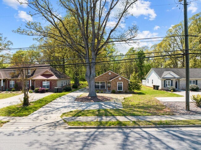 Building Photo - Spacious 3 Bedroom, 2 Bath with huge livin...