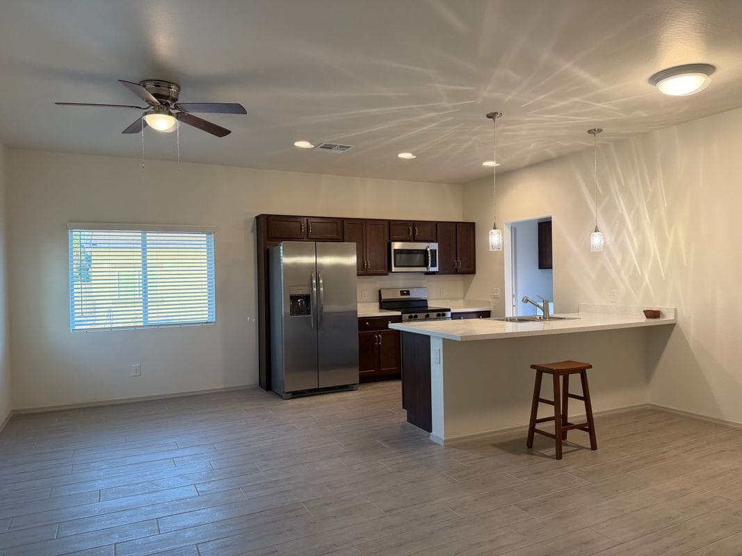 Building Photo - 1528 E Grovers Ave