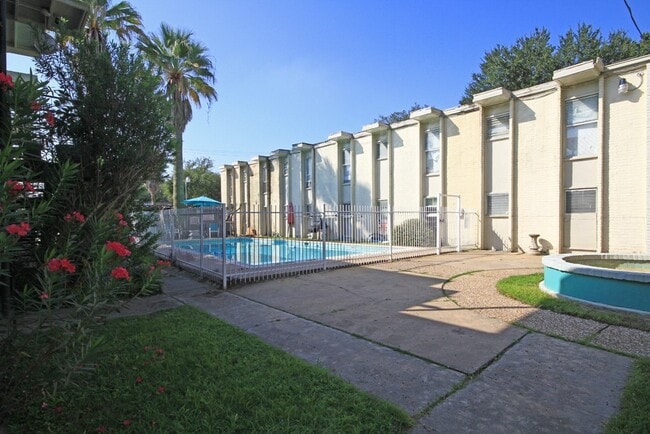 Building Photo - 1000 Heights Blvd