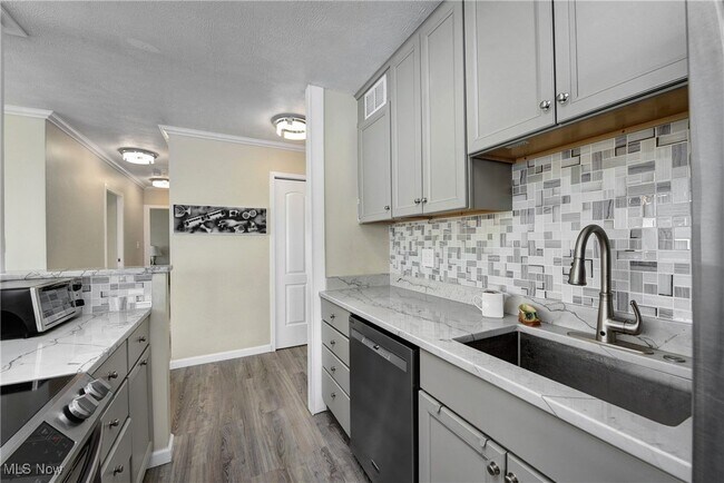 Building Photo - 12520 Edgewater Dr
