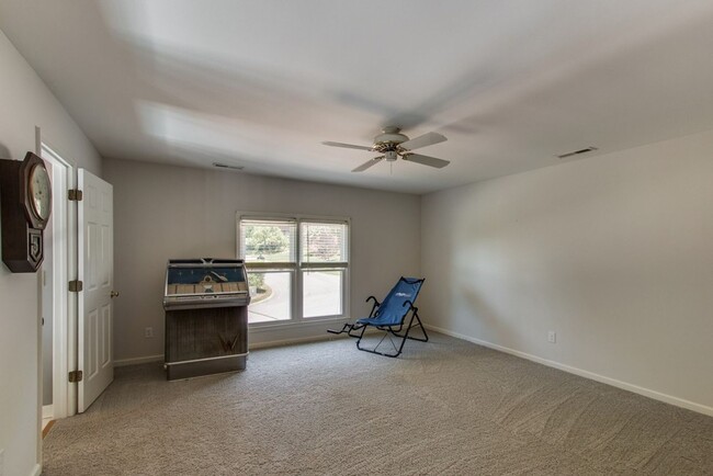 Building Photo - Spacious 4 Bed, 3 Bath Home in Convenientl...