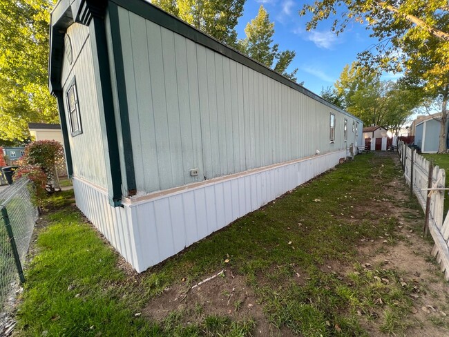 Building Photo - 3 Bed 2 Bath Mobile Home with Fenced Yard ...