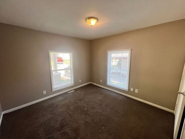 Building Photo - Cozy 2 Bedroom Home with Large Backyard