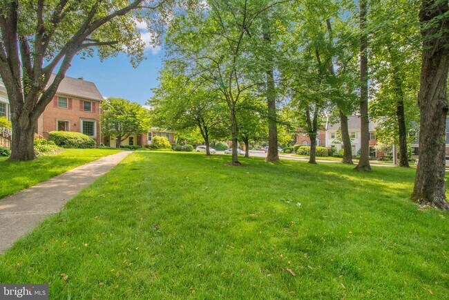 Building Photo - 6806 Melrose Dr