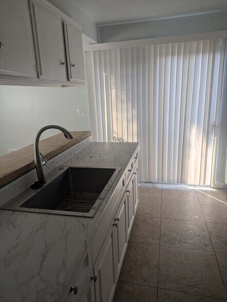 Building Photo - 14008 Los Angeles St