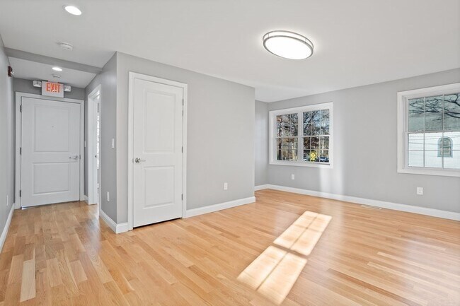 Building Photo - 144 Lincoln Rd