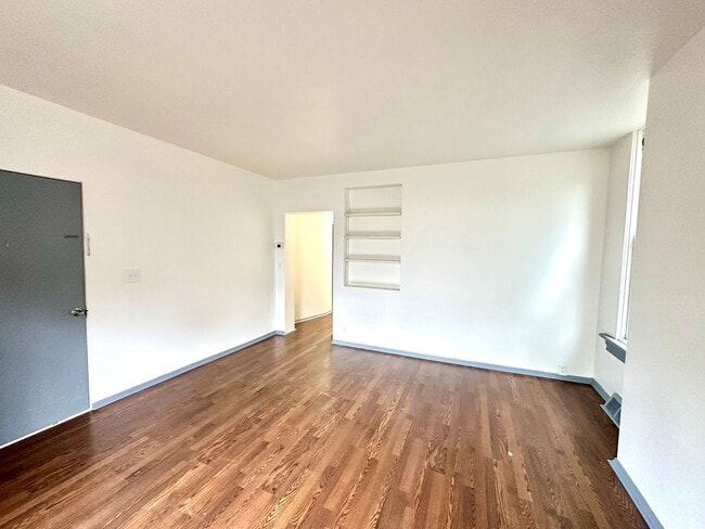 Building Photo - Newly Renovated 1 Bedroom, 1 Bath Unit in ...