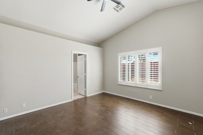 Building Photo - Three bedrooms PLUS Den! Ready to Move In