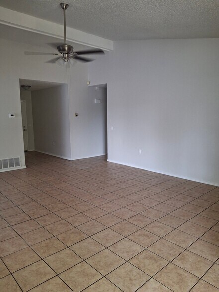 Building Photo - 2611 Lakeledge
