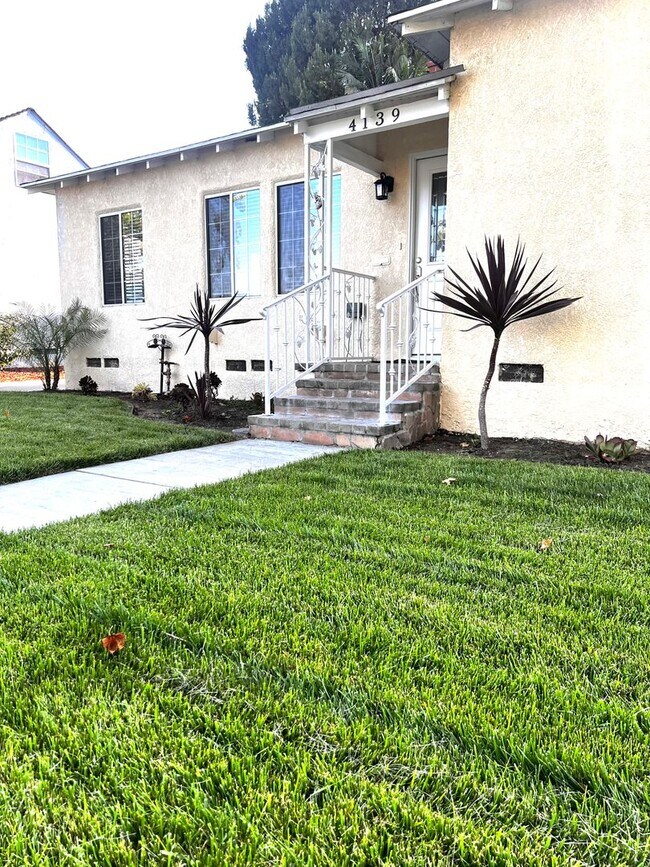 Building Photo - Single Family. 3-bed Home - Desireable Neighborhood!