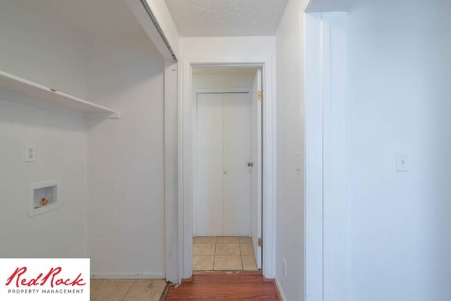 Building Photo - Charming 2 Bed / 1 Bath Apartment in a Prime Location